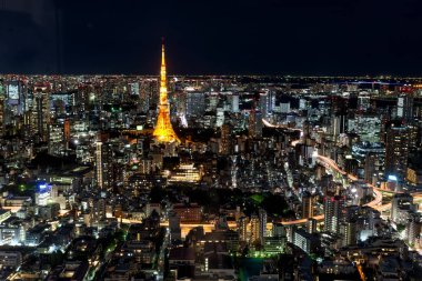 Tokyo Tower aydınlatılmış ve Tokyo cityscape