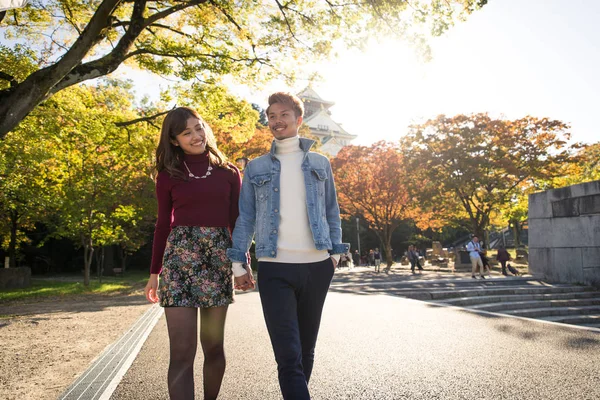 Молодая Японская Пара Встречается Открытом Воздухе — стоковое фото