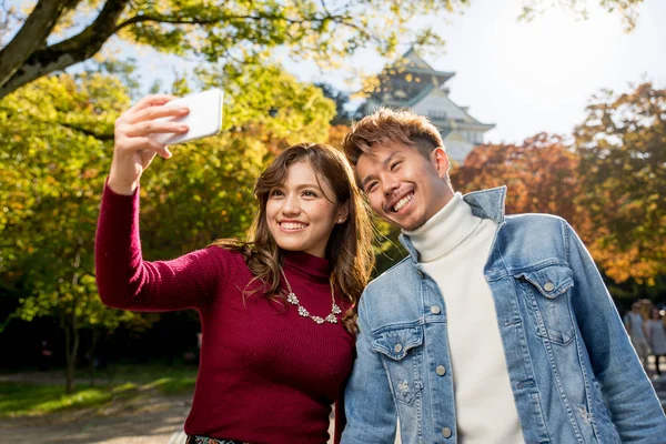 Mladý Japonský Pár Seznamka Venku — Stock fotografie