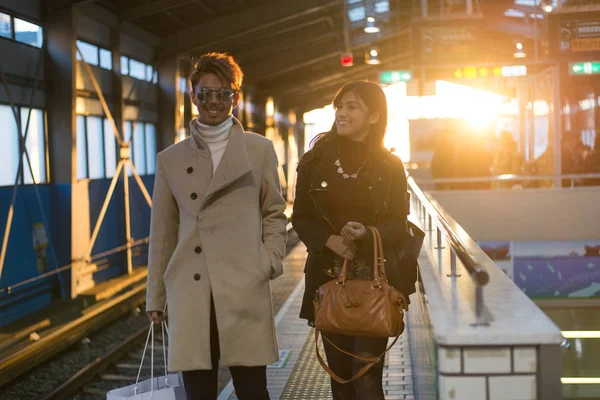 Tineri Japonez Cuplu Dating Aer Liber — Fotografie, imagine de stoc