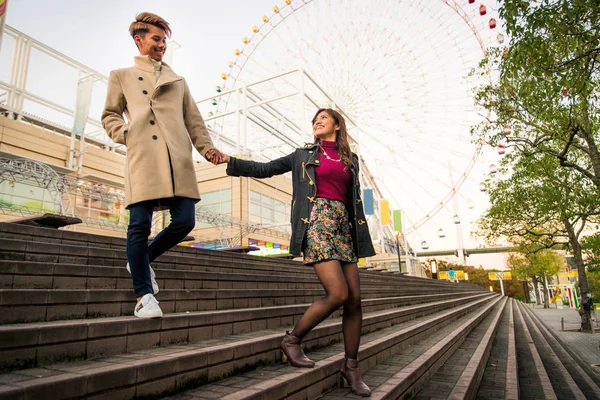 Tineri Japonez Cuplu Dating Aer Liber — Fotografie, imagine de stoc