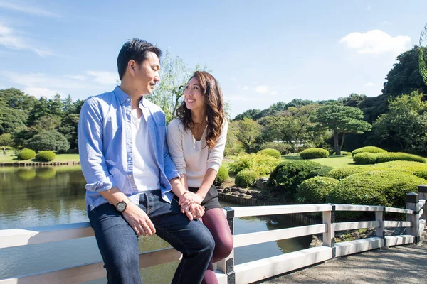 Schöne Asiatische Paar Aus Einem Park Japanisch Mann Und Frau — Stockfoto