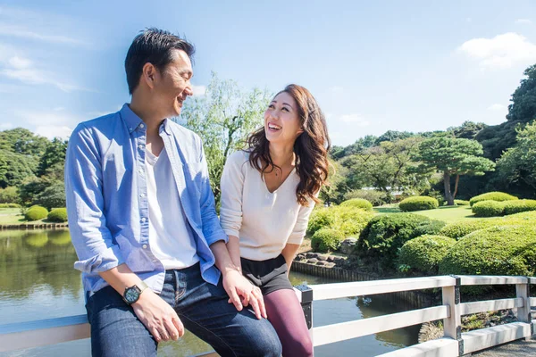 Пара Свиданий Парке Японцы Развлекаются Свежем Воздухе — стоковое фото