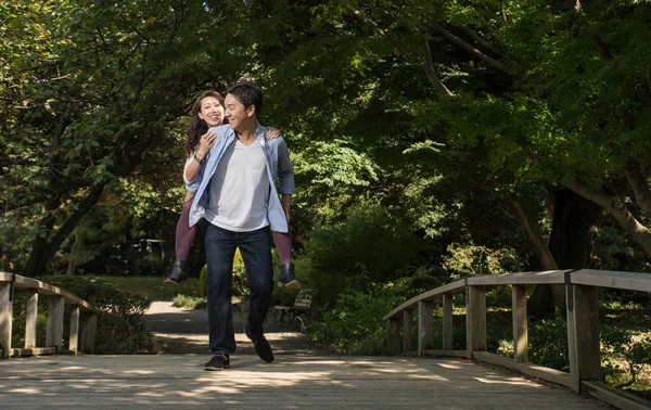 Casal Asiático Bonito Namoro Parque Homem Japonês Mulher Divertindo Livre — Fotografia de Stock