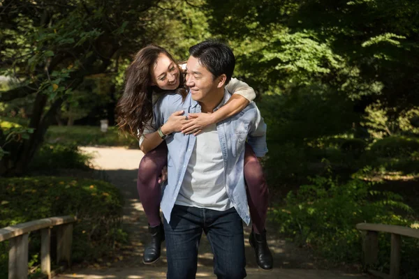 Schöne Asiatische Paar Aus Einem Park Japanisch Mann Und Frau — Stockfoto