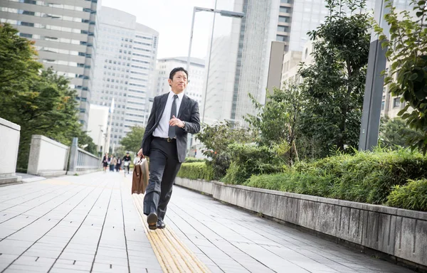 Japon Işadamı Yürüyüş Açık Havada Asya Adam Şık Takım Elbise — Stok fotoğraf