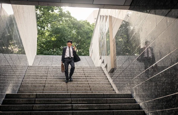 Japansk Forretningsmann Går Utendørs Asiatisk Mann Med Elegant Dress – stockfoto