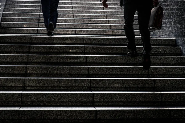 Empresário Japonês Caminhando Livre Homem Asiático Com Terno Elegante — Fotografia de Stock