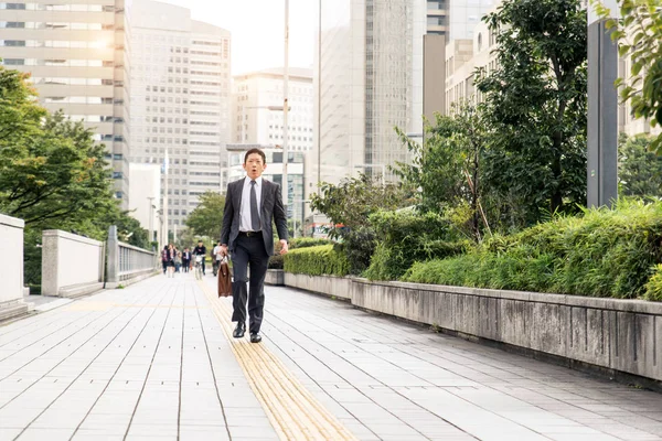 Japon Işadamı Yürüyüş Açık Havada Asya Adam Şık Takım Elbise — Stok fotoğraf