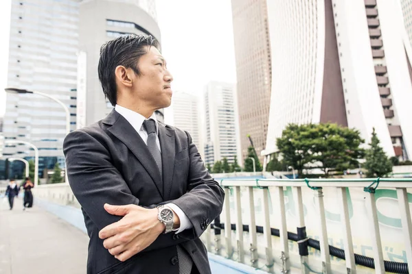 Empresário Japonês Caminhando Livre Homem Asiático Com Terno Elegante — Fotografia de Stock
