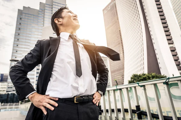 Hombre Negocios Japonés Caminando Aire Libre Hombre Asiático Con Traje — Foto de Stock