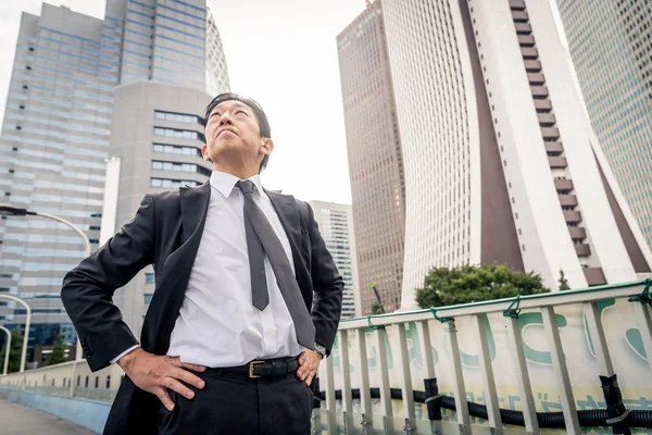 Empresário Japonês Caminhando Livre Homem Asiático Com Terno Elegante — Fotografia de Stock