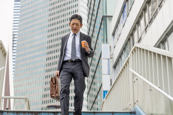 Uomo Affari Giapponese Che Cammina All Aperto Uomo Asiatico Con — Foto Stock