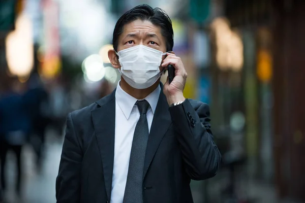 Empresário Japonês Caminhando Livre Homem Asiático Com Terno Elegante — Fotografia de Stock