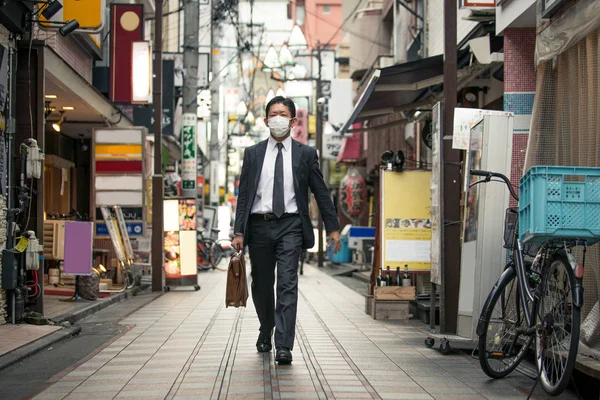 Japansk Affärsman Promenader Utomhus Asiatisk Man Med Elegant Kostym — Stockfoto