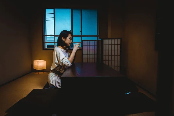 Японська Жінка Сидячи Традиційних Квартира Токіо Пити Гарячий Чай — стокове фото