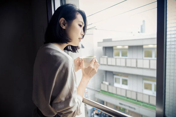 Японська Жінка Сидячи Традиційних Квартира Токіо Пити Гарячий Чай — стокове фото