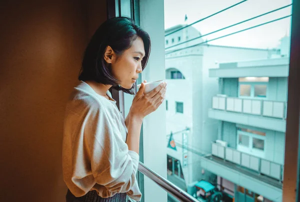Японская Женщина Сидит Традиционной Квартире Токио Пьет Чашку Горячего Чая — стоковое фото
