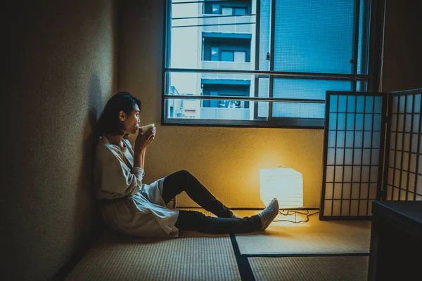 Geleneksel Bir Tokyo Dairede Oturan Bir Fincan Çay Içme Japon — Stok fotoğraf