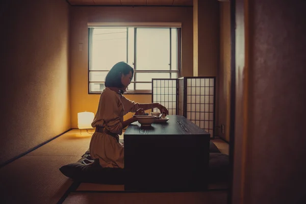 Mujer Asiática Comiendo Apartamento Tradicional Japonés Tokio —  Fotos de Stock