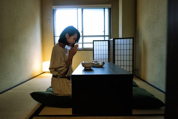 Asian Woman Eating Traditional Japanese Apartment Tokyo — Stock Photo, Image