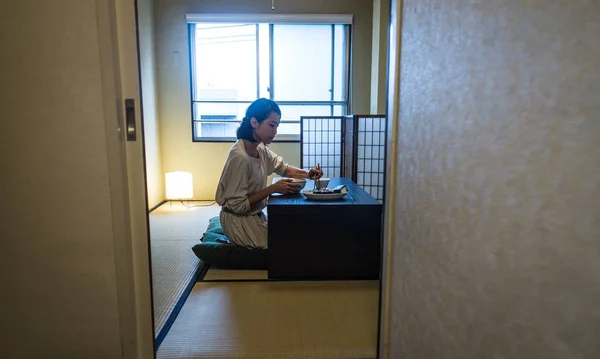 Femeie Asiatică Mănâncă Într Apartament Tradițional Japonez Din Tokyo — Fotografie, imagine de stoc