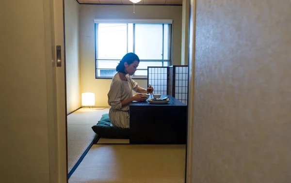 Femeie Asiatică Mănâncă Într Apartament Tradițional Japonez Din Tokyo — Fotografie, imagine de stoc