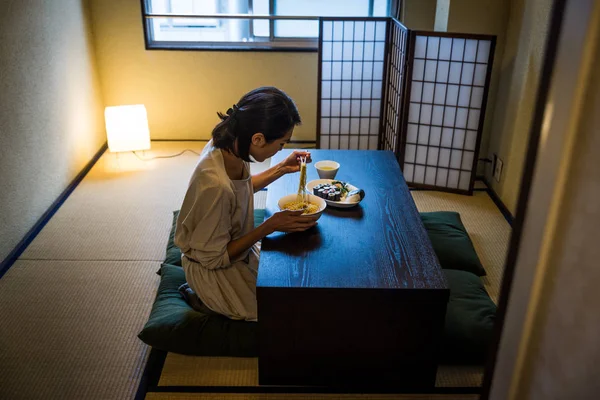 Asyalı Kadın Tokyo Geleneksel Japon Dairede Yemek — Stok fotoğraf