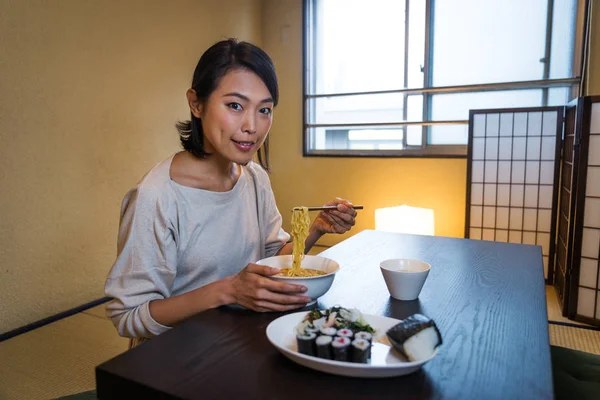 Азіатський Жінка Їдять Традиційних Японських Квартири Токіо — стокове фото