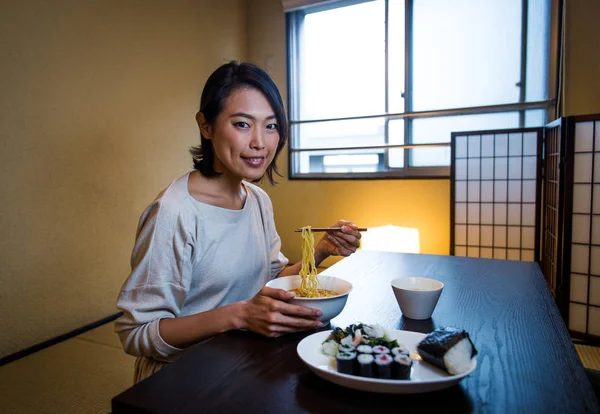 Mulher Asiática Comendo Apartamento Japonês Tradicional Tóquio — Fotografia de Stock