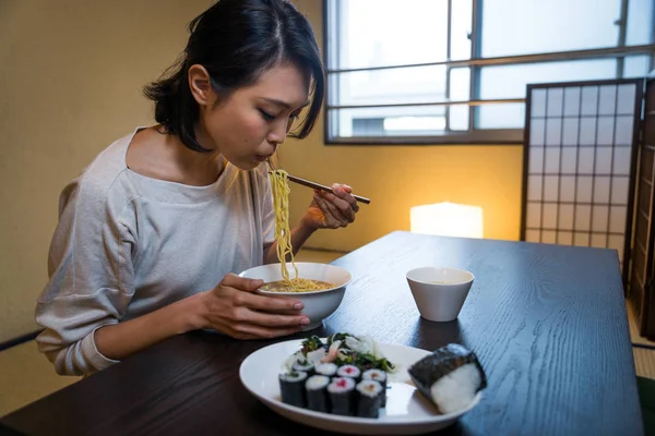 アジアの女性が東京で伝統的な日本のアパートで食べる — ストック写真