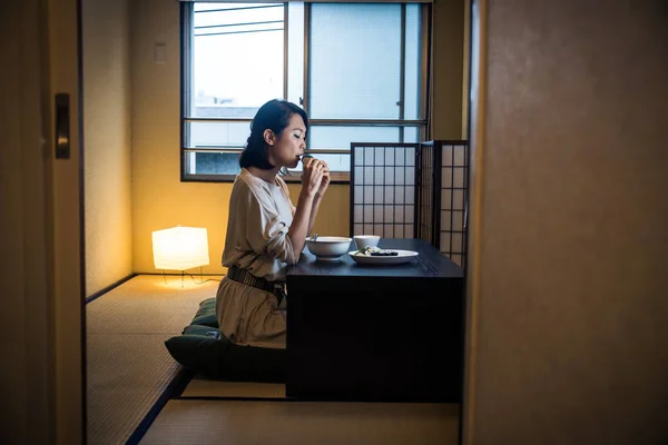 Азіатський Жінка Їдять Традиційних Японських Квартири Токіо — стокове фото
