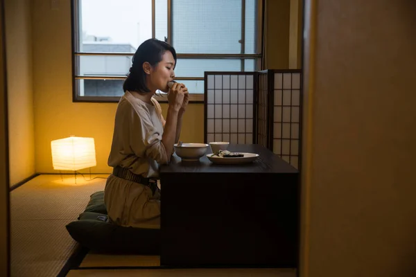 Азиатская Женщина Ест Традиционной Японской Квартире Токио — стоковое фото