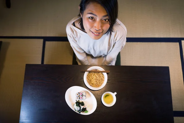 Asiatische Frau Essen Einem Traditionellen Japanischen Wohnung Tokio — Stockfoto