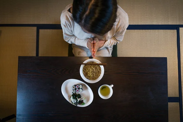 Asyalı Kadın Tokyo Geleneksel Japon Dairede Yemek — Stok fotoğraf