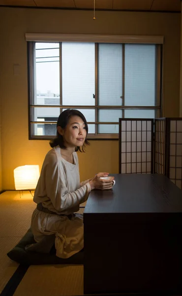 Mulher Japonesa Sentada Apartamento Tradicional Tóquio Bebendo Uma Xícara Chá — Fotografia de Stock