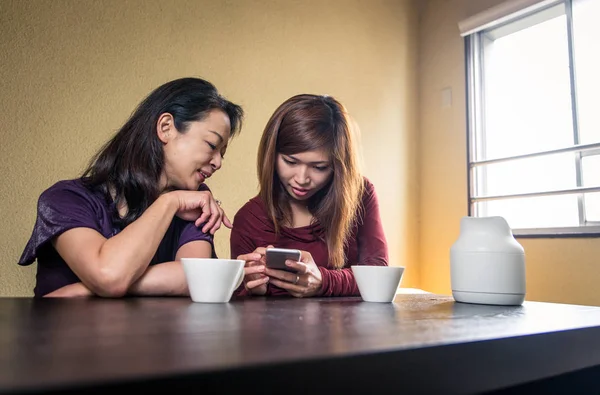 Asian Mom Daughter Talking Home — Stock Photo, Image