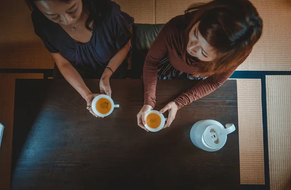 Asian Mom Daughter Talking Home — Stock Photo, Image