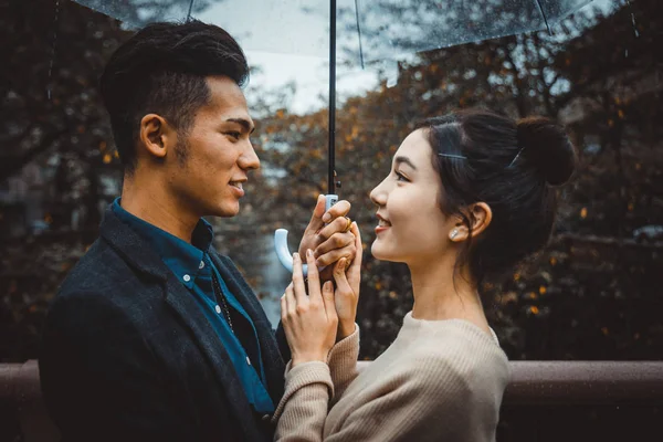 Casal Feliz Bonita Namoro Tóquio — Fotografia de Stock