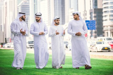 Toplantı ve iş - iş adamları portre Dubai söz Arap erkekler