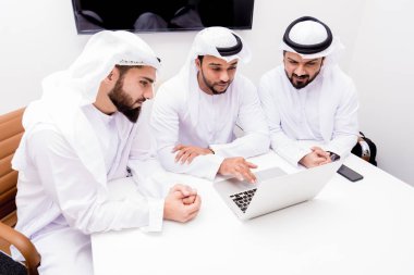 Toplantı ve iş - iş adamları portre Dubai söz Arap erkekler