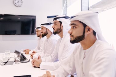 Toplantı ve iş - iş adamları portre Dubai söz Arap erkekler