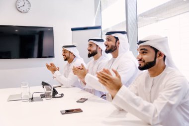 Toplantı ve iş - iş adamları portre Dubai söz Arap erkekler