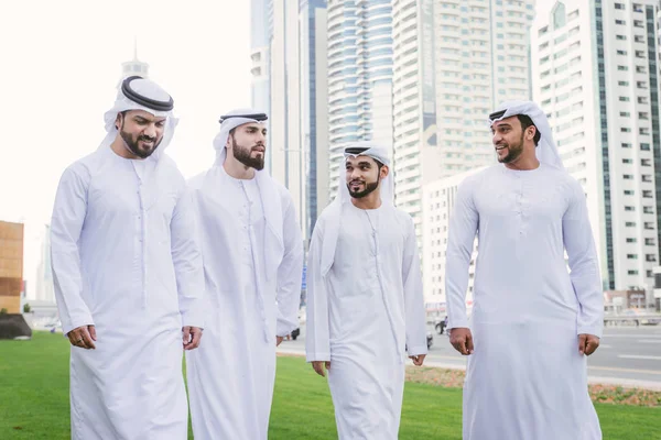 Homens Árabes Encontrando Falando Sobre Negócios Retrato Empresários Dubai — Fotografia de Stock