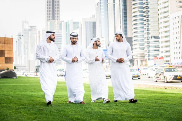 Homens Árabes Encontrando Falando Sobre Negócios Retrato Empresários Dubai — Fotografia de Stock