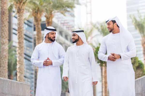 Homens Árabes Encontrando Falando Sobre Negócios Retrato Empresários Dubai — Fotografia de Stock