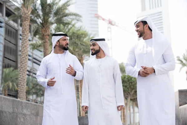 Homens Árabes Encontrando Falando Sobre Negócios Retrato Empresários Dubai — Fotografia de Stock