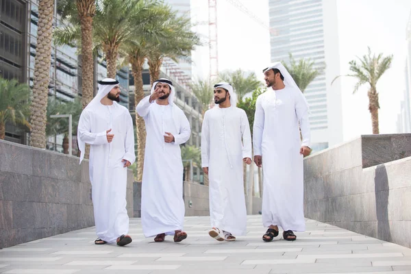 Homens Árabes Encontrando Falando Sobre Negócios Retrato Empresários Dubai — Fotografia de Stock