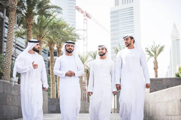 Homens Árabes Encontrando Falando Sobre Negócios Retrato Empresários Dubai — Fotografia de Stock