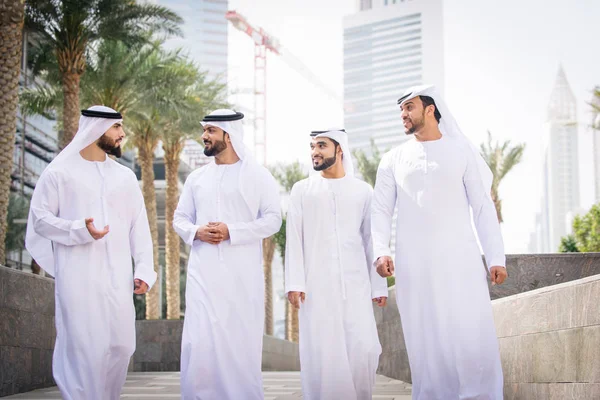Homens Árabes Encontrando Falando Sobre Negócios Retrato Empresários Dubai — Fotografia de Stock